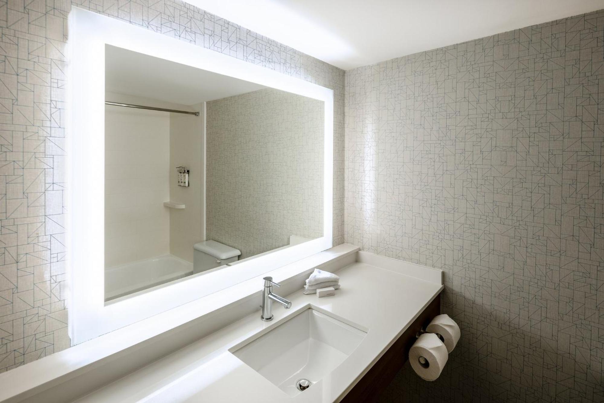 Hotel Express Vancouver Airport-richmond By Ihg
